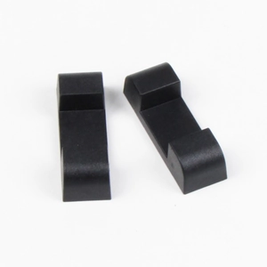 Paar zwarte plastic houders voor zwevende frames voor sieraden en waardevolle objecten