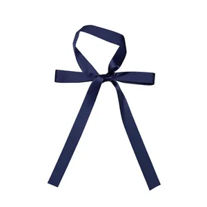 Detail eines marineblauen Satin-Schals, gebunden in einem dekorativen Knoten mit Seidenglanz