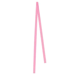 Nahaufnahme des 160 cm langen rosa schmalen Seidenschals mit feiner Textur
