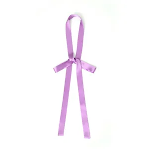 Nahaufnahme eines hellvioletten schmalen Seidenschals mit elegantem Knoten auf Weiß