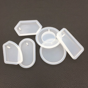 Détail de moules en silicone géométriques pour la création de pendentifs DIY avec trous