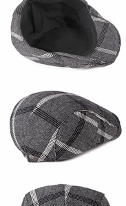 Détails de la casquette plate à carreaux montrant la doublure et le bouton métallique
