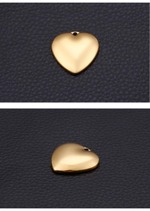 Macro-opname van gepolijste gouden hartvormige hanger op leer voor DIY-sieraden