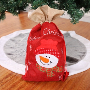 Sacco regalo di Natale in juta rossa con applicazione pupazzo di neve sotto l'albero