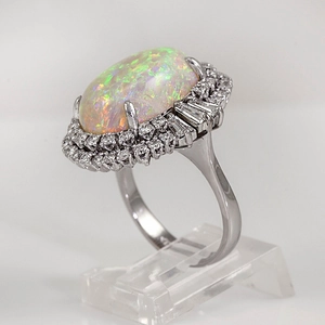 Anillo de ópalo ovalado de lujo con halo de circonitas y montura de plata