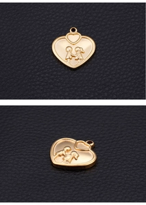 Makroaufnahme goldener Herzanhänger mit eingraviertem Jungen und Mädchen Motiv