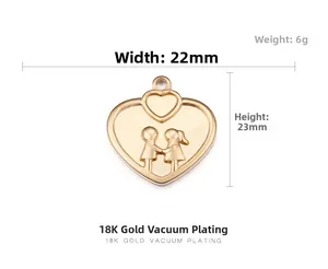 Makroaufnahme des 18K vergoldeten Herzanhängers mit Relief und Maßen in 22mm x 23mm