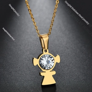 Detalle del collar de acero inoxidable dorado con colgante de circón redondo brillante