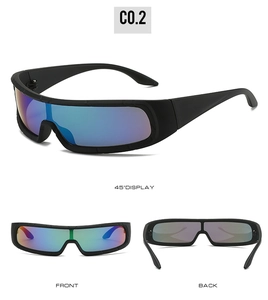Vues détaillées de lunettes de soleil de sport noir mat avec verres irisés sous plusieurs angles