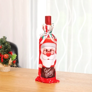 Copribottiglia di vino di Babbo Natale con testo Warm Wishes su tavolo di legno caldo
