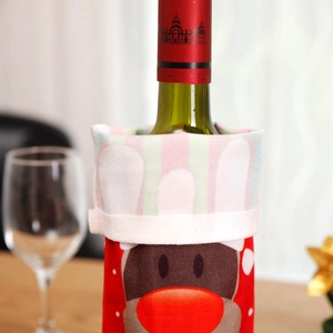 Dettaglio del copribottiglia di vino in maglia renna rossa e bianca per Natale