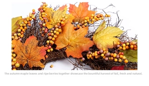Dettaglio di ghirlanda autunnale con foglie di acero e bacche su una base di rattan