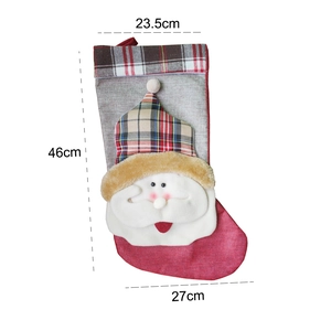 Détail d'une chaussette de Noël avec Père Noël en peluche et dimensions 23,5x46x27cm