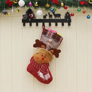 Chaussette de Noël festive avec renne 3D suspendue sur un mur en bois chaleureux