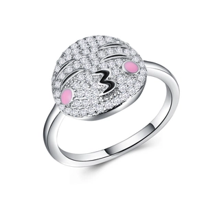 Vue détaillée d'une bague argentée avec un visage smiley pavé de diamants et joues roses