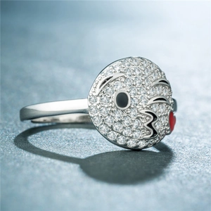 Macro de bague en argent avec visage clin d'œil en cristaux pavés et détail de cœur rouge