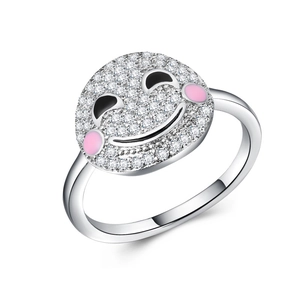 Gros plan d'une bague smiley en argent avec zircone blanche et détails en émail coloré