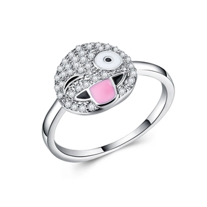 Détail de la bague emoji argentée avec visage clin d'œil et zircons scintillants