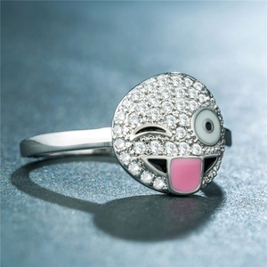 Gros plan sur la bague emoji en argent avec cristaux blancs et détails en émail