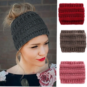 Détails de texture de bonnet tricoté en variantes de gris, rouge, marron et rose
