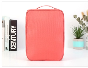 Detalle de bolsa de zapatos de viaje rosa impermeable con asa y tejido oxford duradero