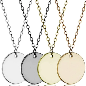 Polierte Edelstahl-Rundanhänger-Halsketten in Silber, Schwarz, Gold und Roségold-Farbe