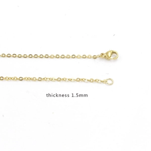 Close-up of 18k gold plated cable chain with lobster clasp and 1.5mm thickness detail