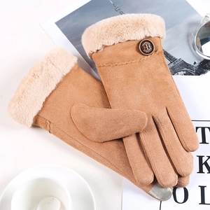 Detail von Kamel-Wildleder-Winterhandschuhen mit Plüschbündchen und Touchscreen-Spitzen