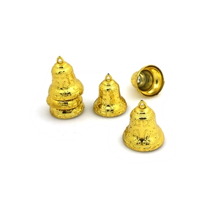 Makroaufnahme goldener Weihnachtsklocken mit geprägtem Blumenmuster als Baumschmuck