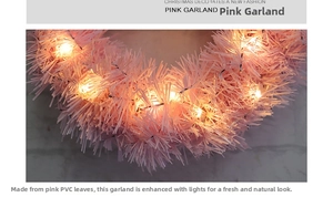 Detail eines rosa PVC-Weihnachtskranzes mit warmen LED-Lichtern für die Fensterdeko