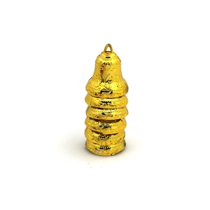 Detailansicht von sechs goldenen Glocken mit Prägemuster und Aufhängeschlaufen für den Baum