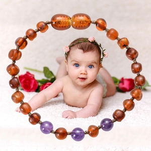 Baby-Armband aus Baltischem Bernstein und lila Naturstein mit Schraubverschluss