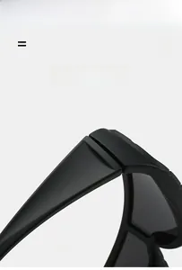 Gros plan des lunettes de soleil de sport noir mat avec charnière haute durabilité