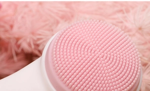 Dettaglio delle setole in silicone rosa della spazzola per la pulizia del viso
