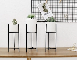 Set di tre vasi per piante grasse in ceramica bianca con eleganti supporti in metallo nero