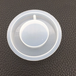 Vue de dessus du moule en silicone circulaire à structure annulaire sur cuir noir