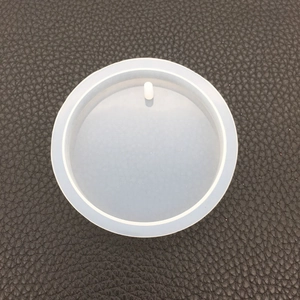 Gros plan du moule rond en silicone pour pendentifs DIY en résine avec tige centrale