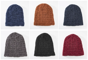 Detalle de gorros de punto de chenilla de doble capa en seis colores con tejido de cuadros