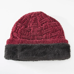 Detalle de gorro de punto con textura granate y forro de piel sintética negra suave