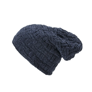 Detalle de la textura de punto de chenilla azul oscuro en un gorro de invierno forrado