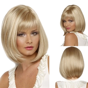 Vue en trois angles d'une perruque bob blonde claire avec frange, avant et arrière
