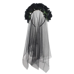 Détail du serre-tête gothique avec roses noires et voile en maille pour fête d'Halloween
