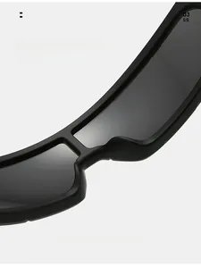Détail des plaquettes de nez intégrées sur des lunettes de soleil de sport noires