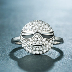 Bague en argent poli avec un visage emoji cool, lunettes noires et pavé de cristaux