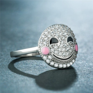 Macro de bague émoji sertie de zircons avec détails en émail rose et noir