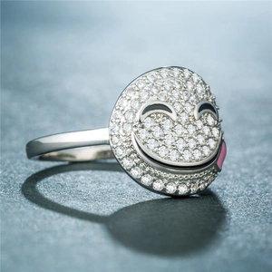 Détail macro de la bague sourire argentée avec pavé de zircons et langue rose vif