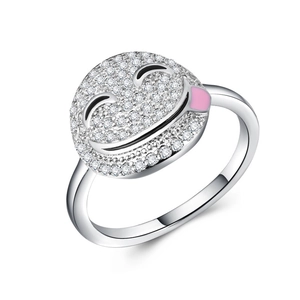 Gros plan sur la bague visage souriant avec zircons et détail langue émaillée rose