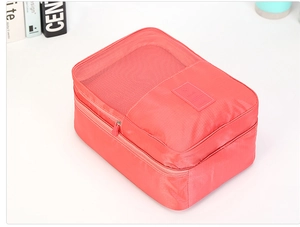 Detalle de bolsa de viaje para zapatos color coral con malla y cierre de cremallera
