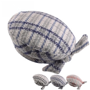 Détail d'un béret à carreaux classique avec sangle arrière décorative et texture en laine
