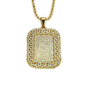 Vue macro d'un pendentif rectangulaire plaqué or serti de diamants sur une chaîne torsadée